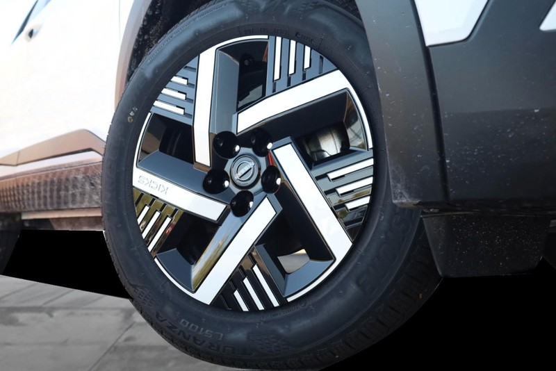 Nissan Kicks Vehicle Full-screen Gallery Image 3