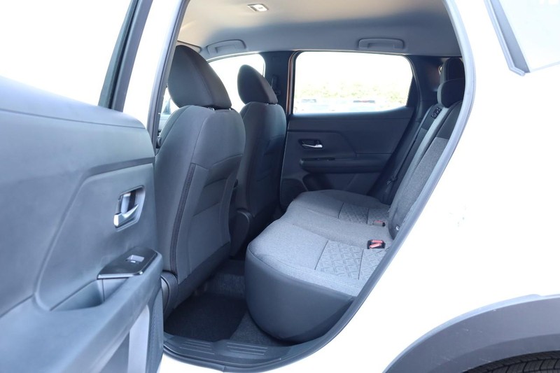 Nissan Kicks Vehicle Full-screen Gallery Image 21