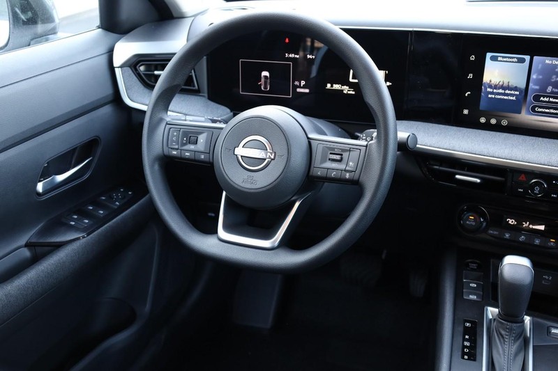 Nissan Kicks Vehicle Full-screen Gallery Image 23