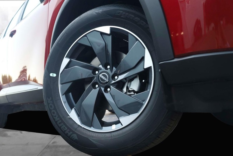 Nissan Rogue Vehicle Full-screen Gallery Image 3