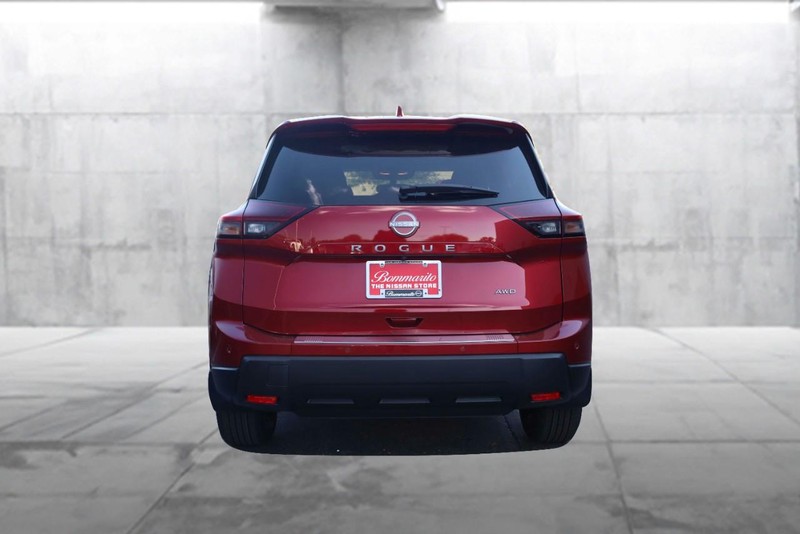 Nissan Rogue Vehicle Full-screen Gallery Image 6