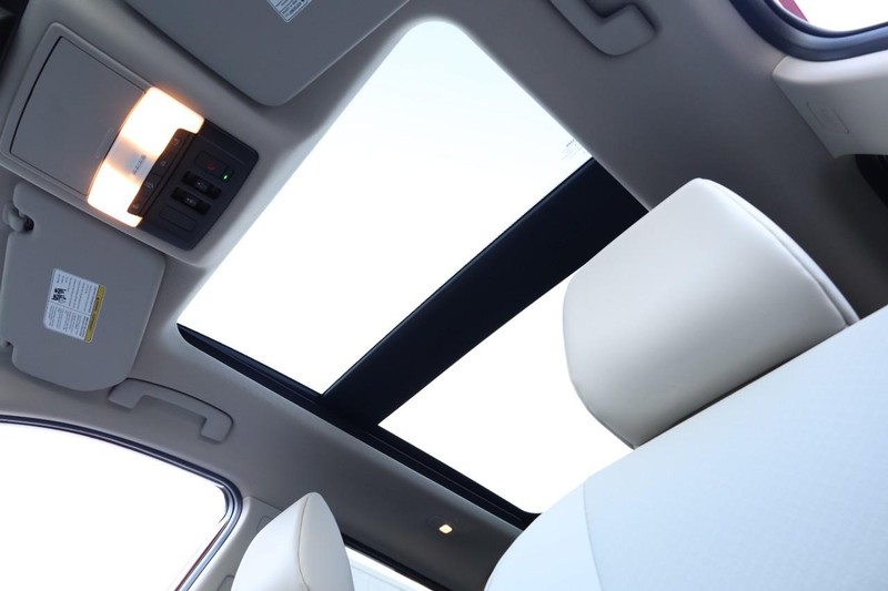 Nissan Rogue Vehicle Full-screen Gallery Image 8