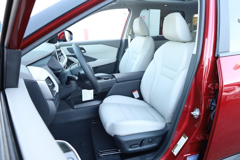 Nissan Rogue Vehicle Full-screen Gallery Image 10