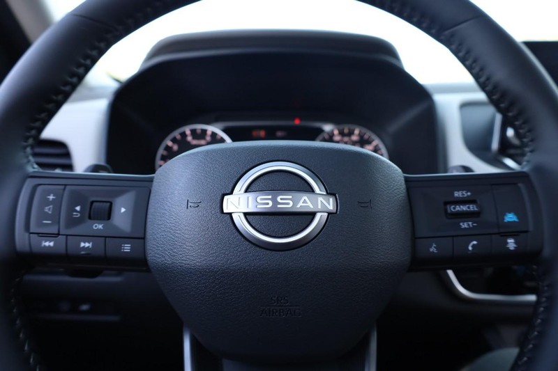 Nissan Rogue Vehicle Full-screen Gallery Image 11