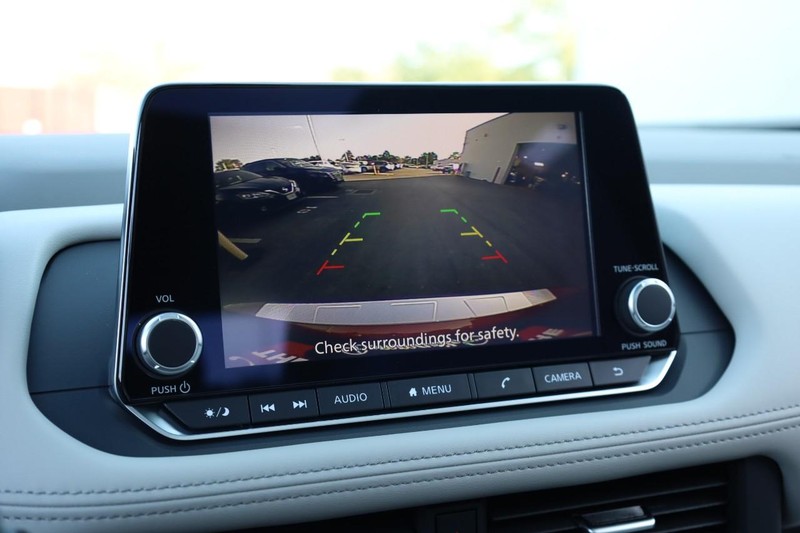 Nissan Rogue Vehicle Full-screen Gallery Image 14