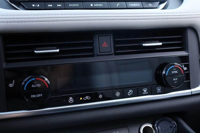 Nissan Rogue Vehicle Full-screen Gallery Image 15