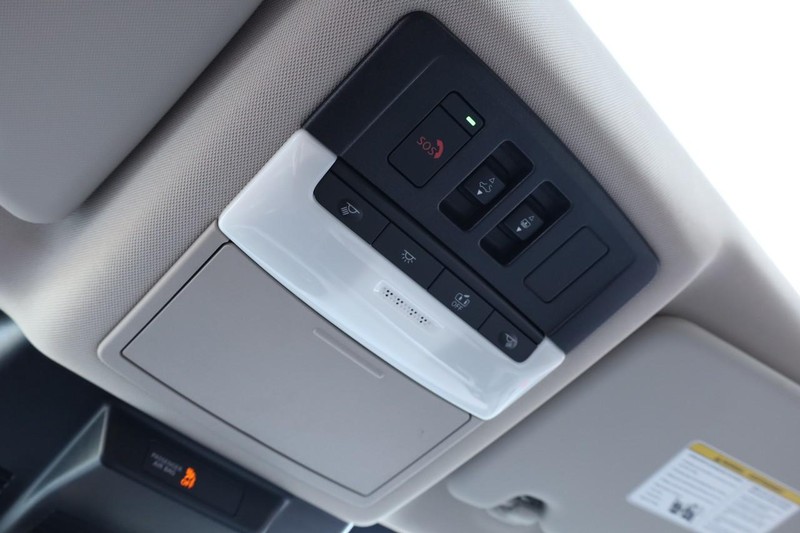 Nissan Rogue Vehicle Full-screen Gallery Image 18