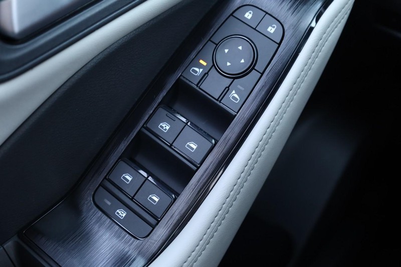 Nissan Rogue Vehicle Full-screen Gallery Image 19