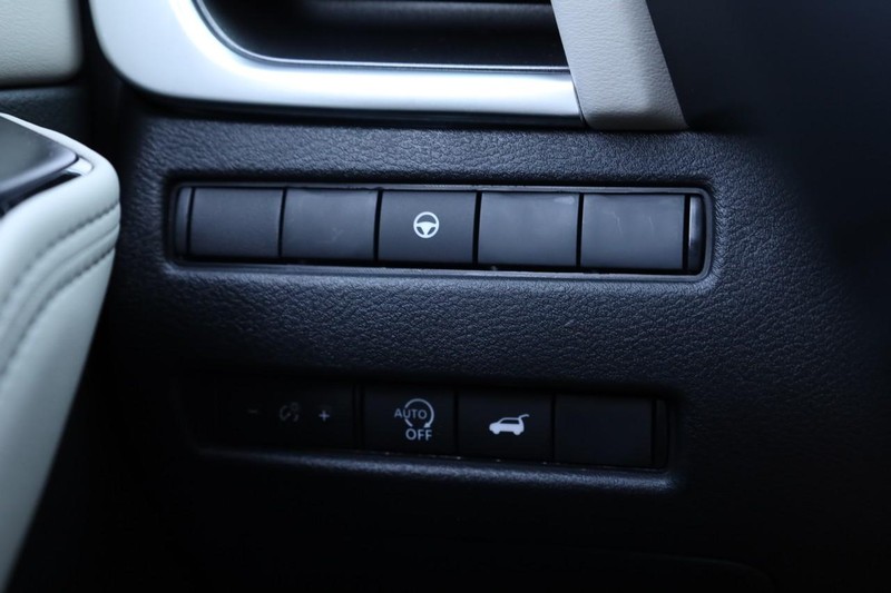 Nissan Rogue Vehicle Full-screen Gallery Image 20