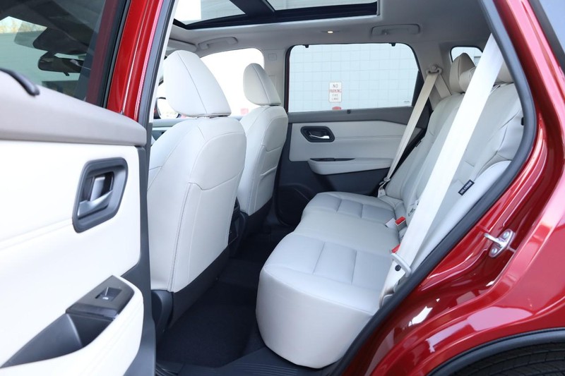 Nissan Rogue Vehicle Full-screen Gallery Image 21