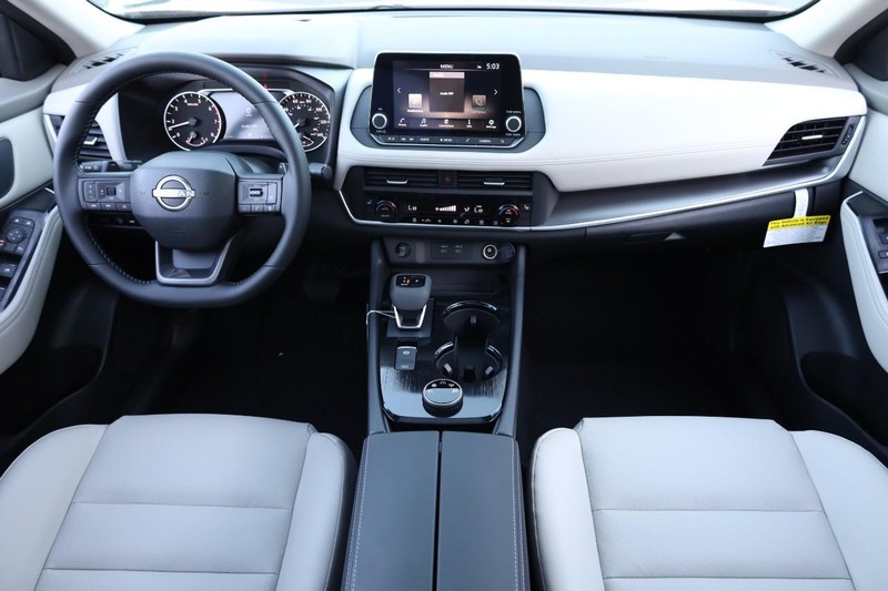 Nissan Rogue Vehicle Full-screen Gallery Image 24