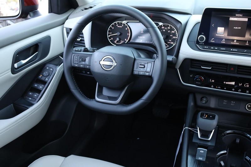 Nissan Rogue Vehicle Full-screen Gallery Image 25