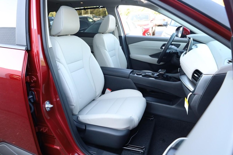 Nissan Rogue Vehicle Full-screen Gallery Image 26