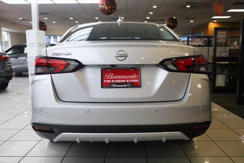 Nissan Versa Vehicle Image 06