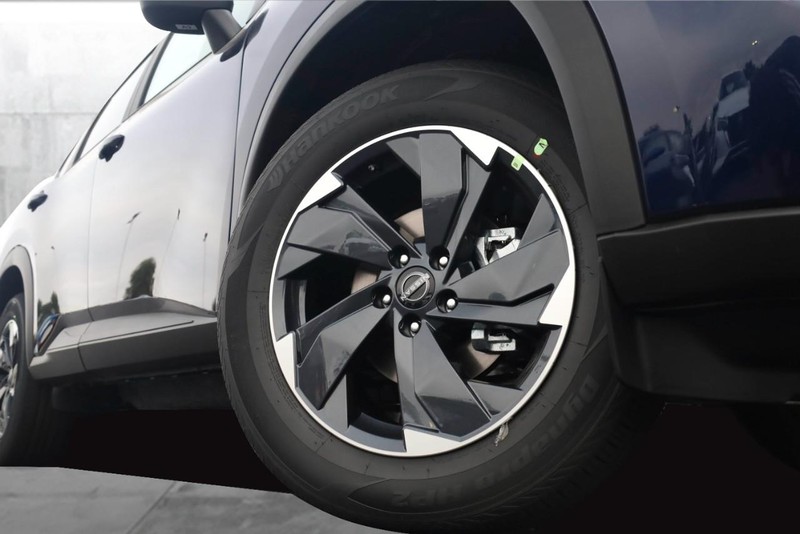 Nissan Rogue Vehicle Full-screen Gallery Image 3