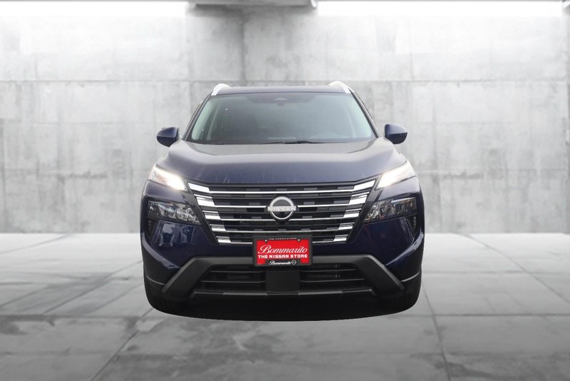 Nissan Rogue Vehicle Full-screen Gallery Image 4