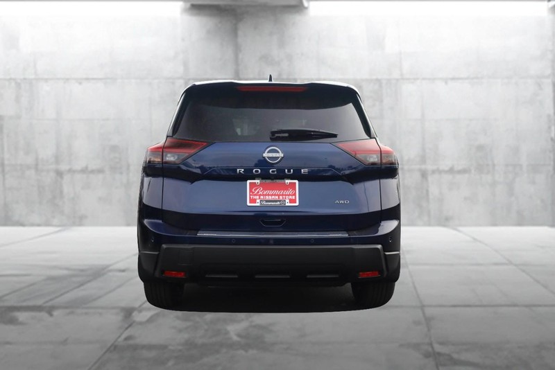 Nissan Rogue Vehicle Full-screen Gallery Image 6