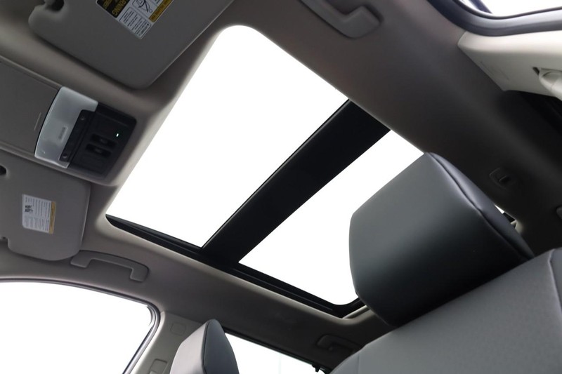 Nissan Rogue Vehicle Full-screen Gallery Image 8