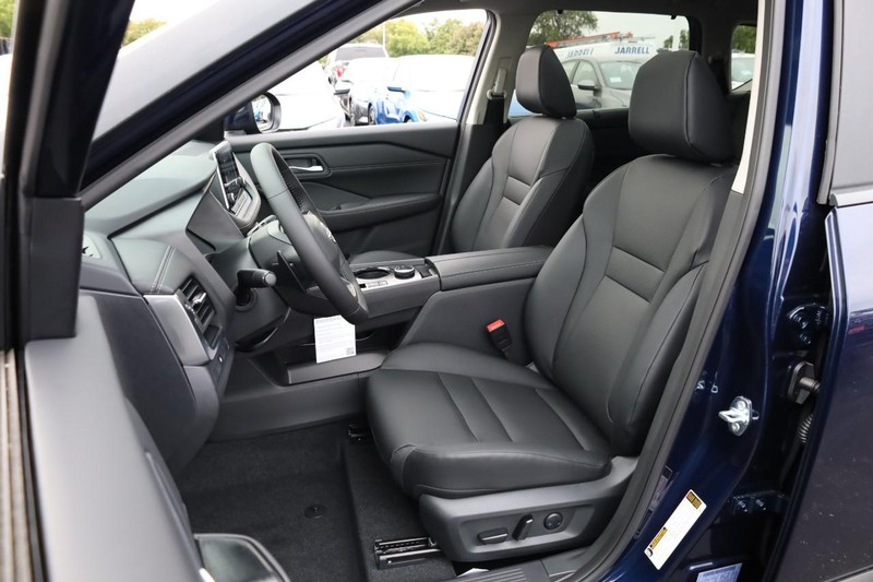 Nissan Rogue Vehicle Full-screen Gallery Image 10