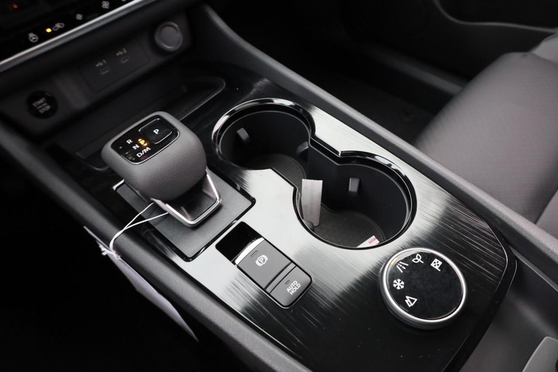 Nissan Rogue Vehicle Full-screen Gallery Image 17