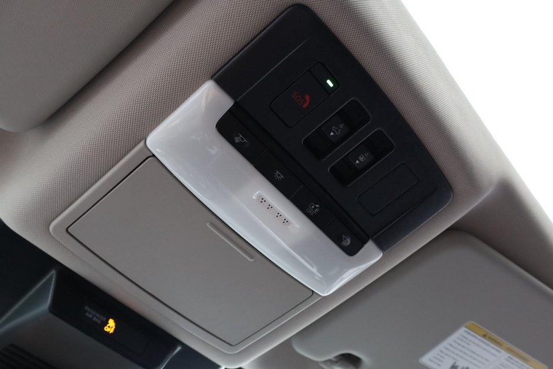 Nissan Rogue Vehicle Full-screen Gallery Image 18