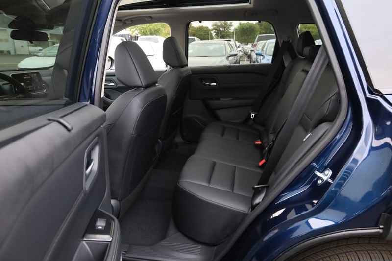 Nissan Rogue Vehicle Full-screen Gallery Image 22