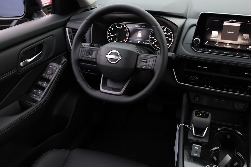 Nissan Rogue Vehicle Full-screen Gallery Image 25