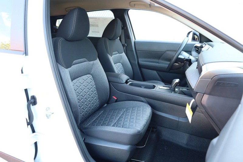 Nissan Kicks Vehicle Full-screen Gallery Image 24