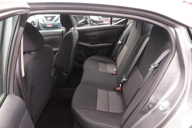 Nissan Sentra Vehicle Image 09