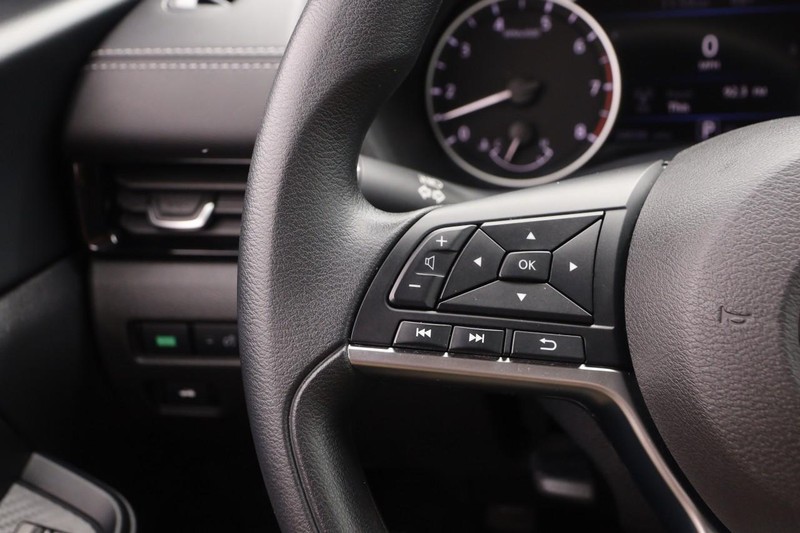 Nissan Sentra Vehicle Image 11