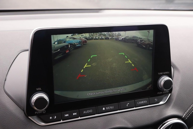 Nissan Sentra Vehicle Image 16