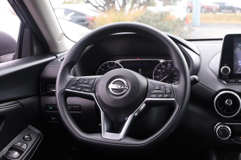 Nissan Sentra Vehicle Image 21