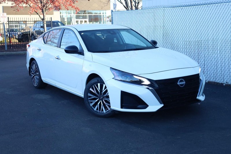 Nissan Altima Vehicle Full-screen Gallery Image 2