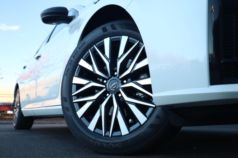 Nissan Altima Vehicle Full-screen Gallery Image 3