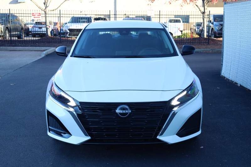 Nissan Altima Vehicle Full-screen Gallery Image 4