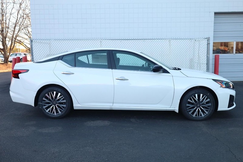 Nissan Altima Vehicle Full-screen Gallery Image 5