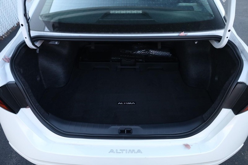 Nissan Altima Vehicle Full-screen Gallery Image 7