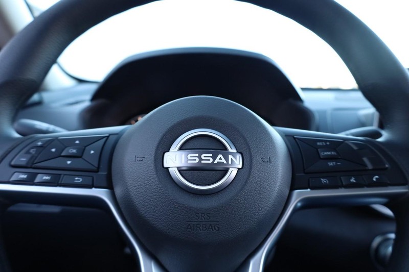 Nissan Altima Vehicle Full-screen Gallery Image 9