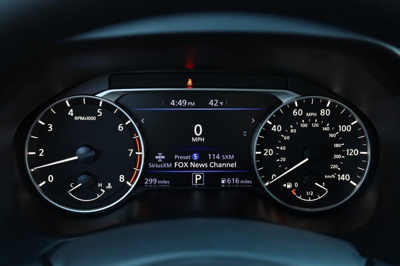 Nissan Altima Vehicle Full-screen Gallery Image 10