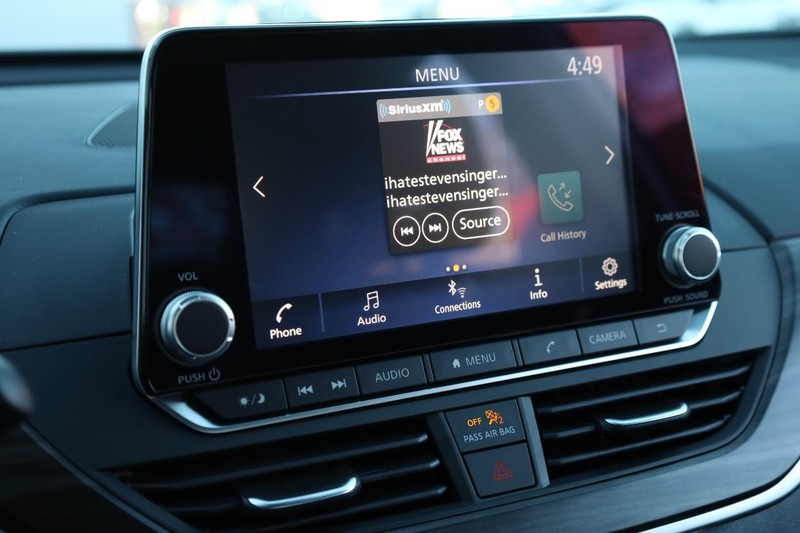 Nissan Altima Vehicle Full-screen Gallery Image 11