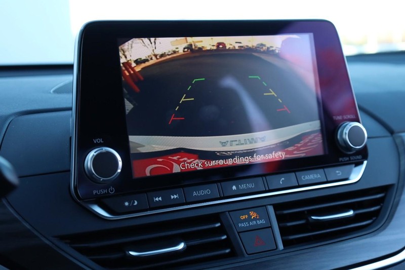 Nissan Altima Vehicle Full-screen Gallery Image 12