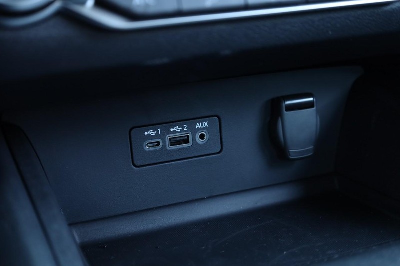 Nissan Altima Vehicle Full-screen Gallery Image 14