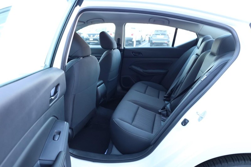 Nissan Altima Vehicle Full-screen Gallery Image 19