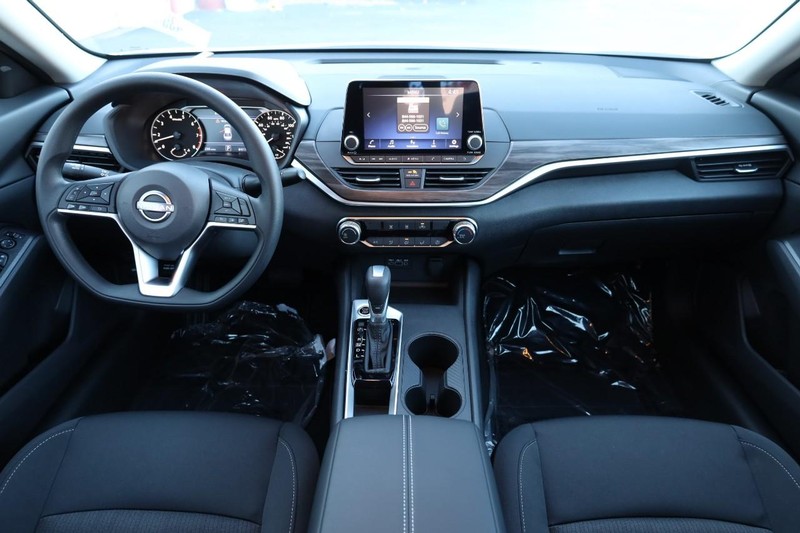 Nissan Altima Vehicle Full-screen Gallery Image 21