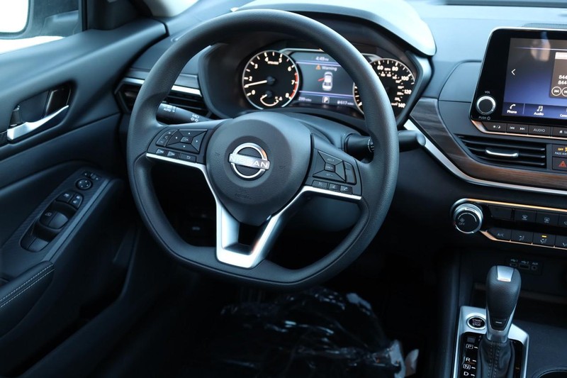 Nissan Altima Vehicle Full-screen Gallery Image 22
