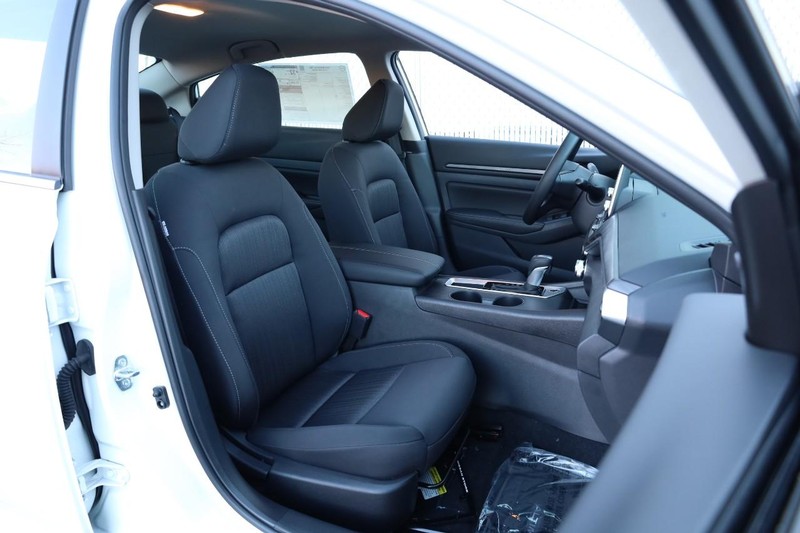 Nissan Altima Vehicle Full-screen Gallery Image 23