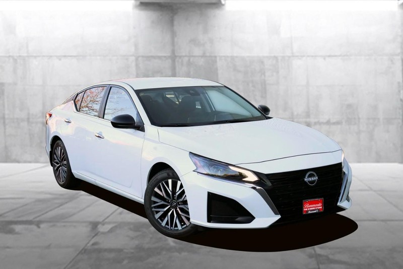 Nissan Altima Vehicle Full-screen Gallery Image 26