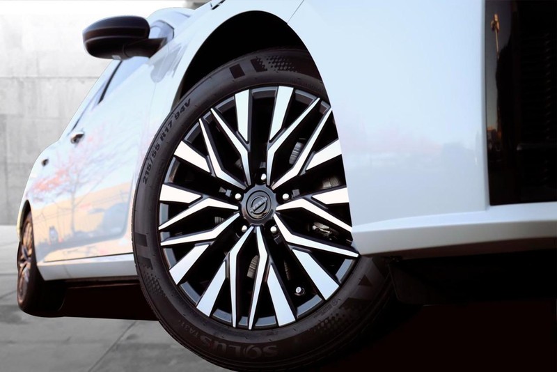 Nissan Altima Vehicle Full-screen Gallery Image 27