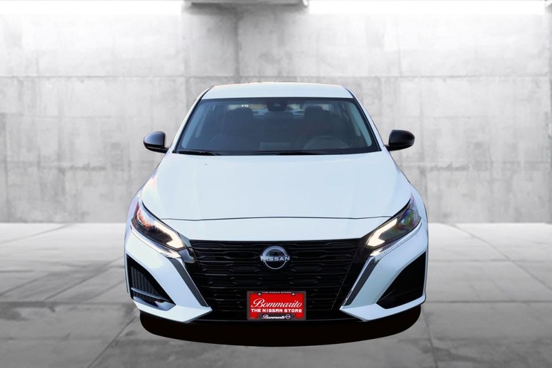 Nissan Altima Vehicle Full-screen Gallery Image 28