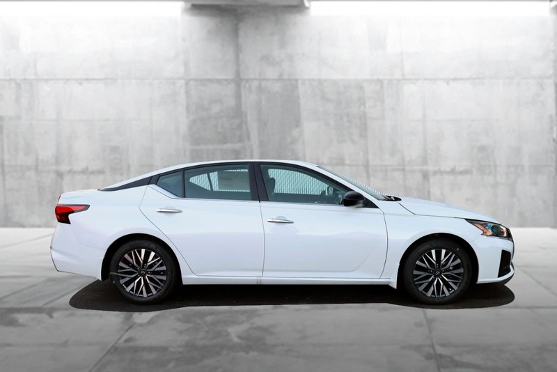 Nissan Altima Vehicle Full-screen Gallery Image 29